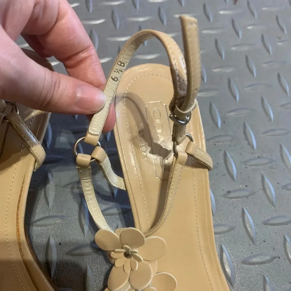 Y2k kelly coach floral leather kitten heels designer classic tan spring boho - Image 2