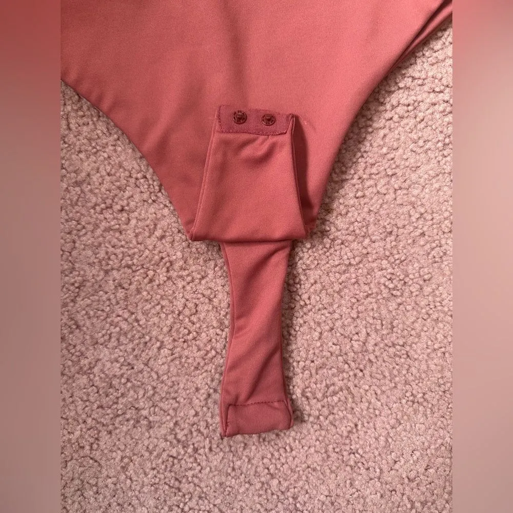 White Fox Boutique Whitefox Medium strapless bodysuit, snaps, crisscross back straps small dust - Image 3