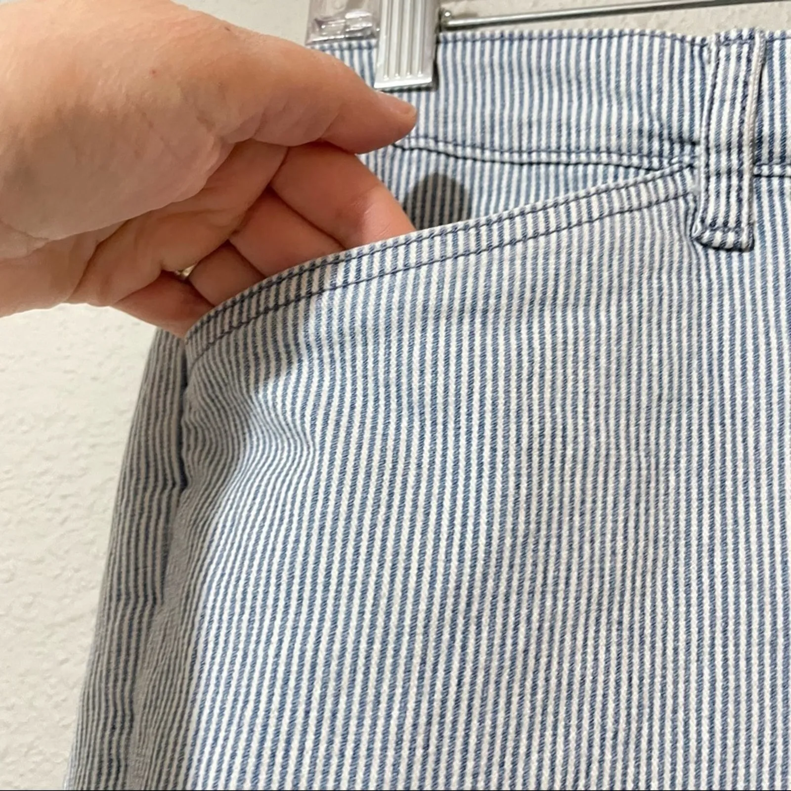 Jones New York Blue & White Striped Nautical Trouser Short Womens 12 Seersucker - Image 4