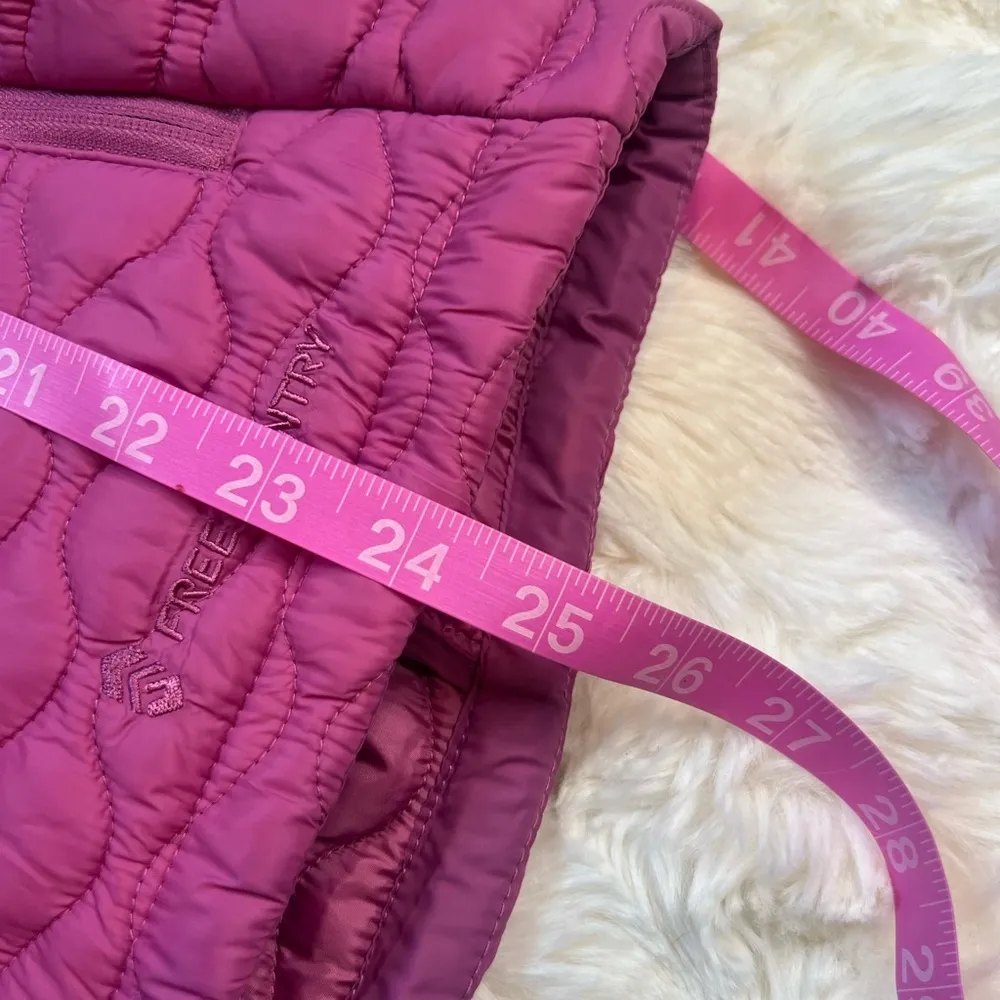Free Country Women's Quilted Magenta Vest Sz medium - Image 6