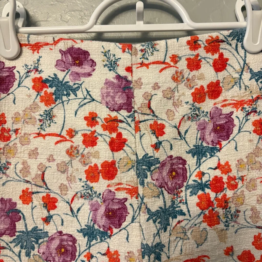 Ann Taylor white and purple floral high waisted side zip dressy shorts size 8 - Image 4