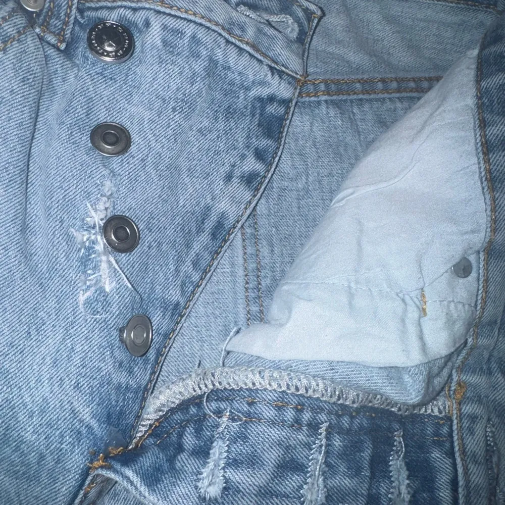 Princess Polly HOLLY Highrise ASYMMETRIC RIPPED LEG JEANS LIGHT WASH DENIM - Image 7