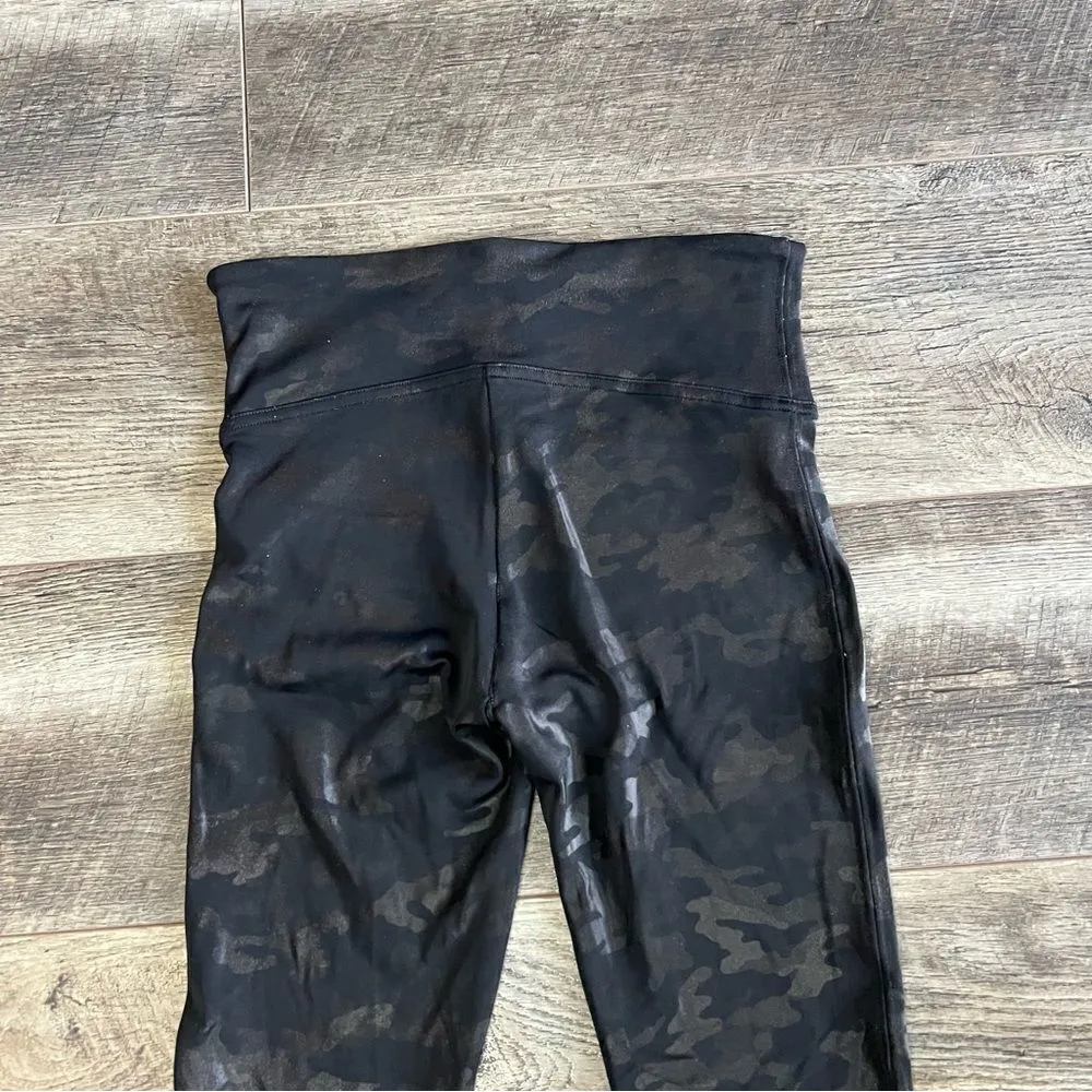 SPANX Faux Leather Shiny Camo Leggings Size Small Black Grey Shaping Pants - Image 14
