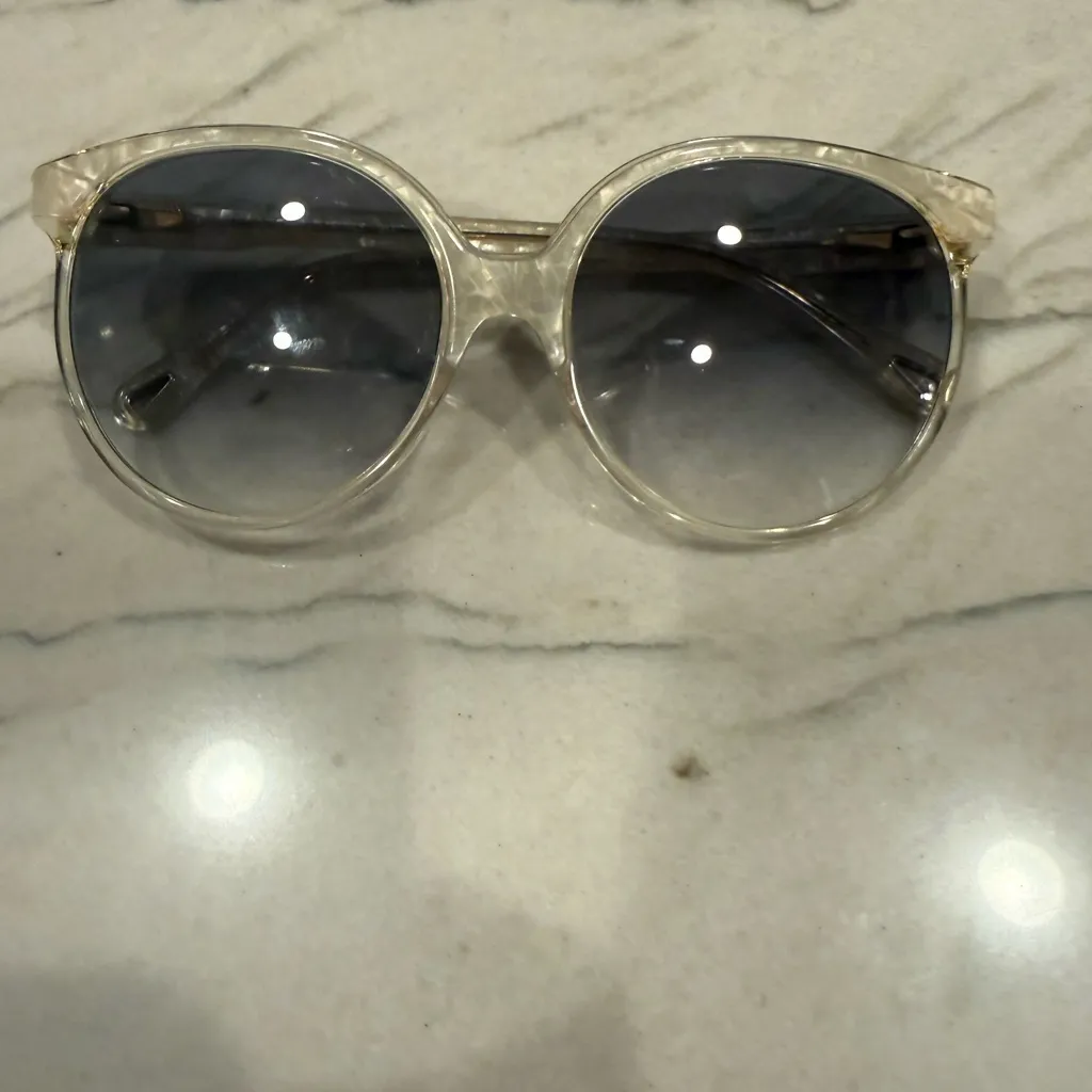 Chloe CE733S 109 Pearl/Champagne sunglasses with grey gradient lenses - Image 3