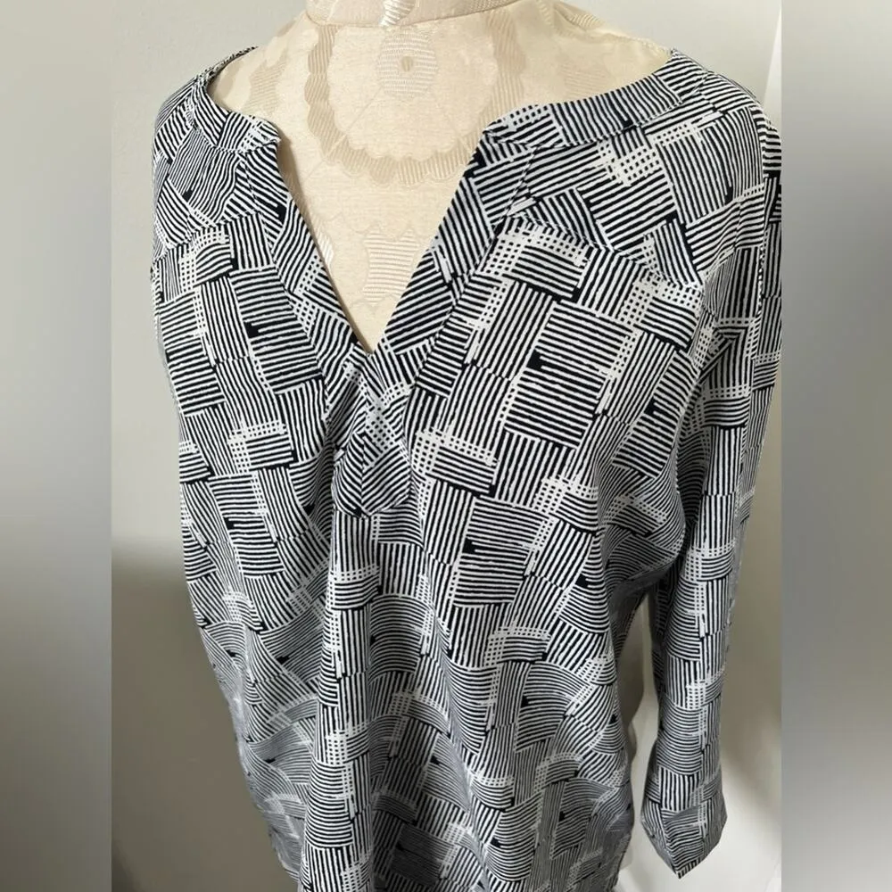 Van Heusen 3/4 Sleeve V-neck Top XL - Image 2