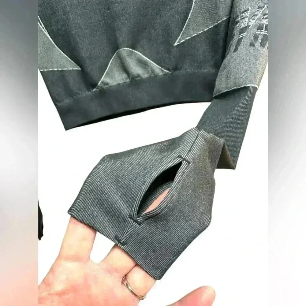 NWOT GRAY LONG SLEEVE GYMSHARK CROP TOP WITH CUTOUT BACK AND THUMB HOLES - Image 3