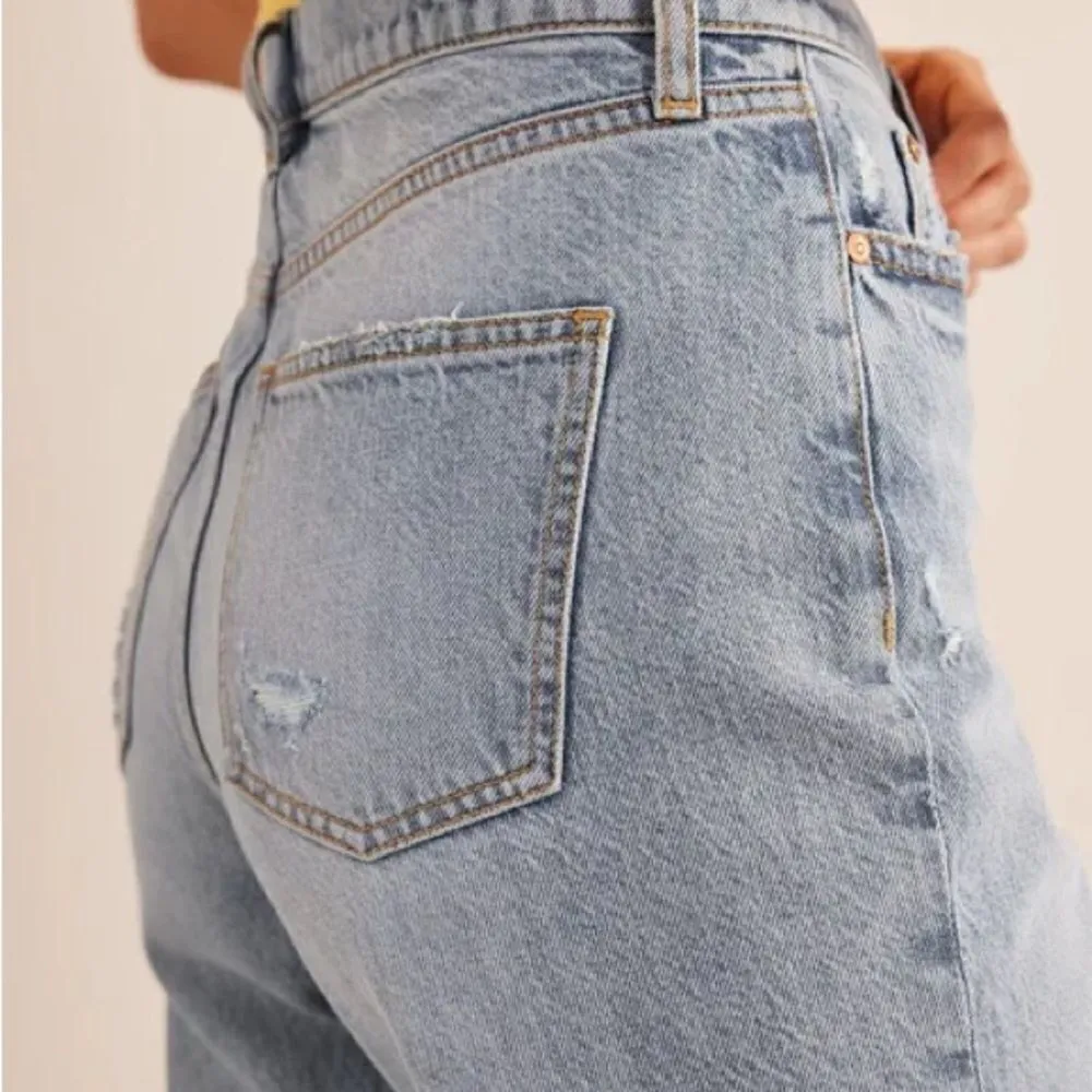 Boden Midrise Loose Fit Distressed Light Wash Jeans Size 31 Blue - Image 5