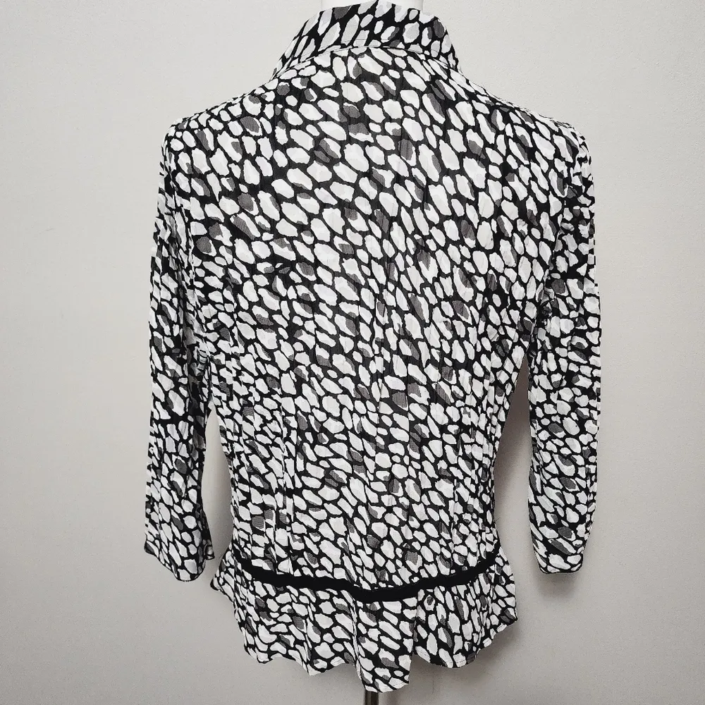 NY Collection Black White Animal Print Crinkle Chiffon Button Down Size Medium - Image 4