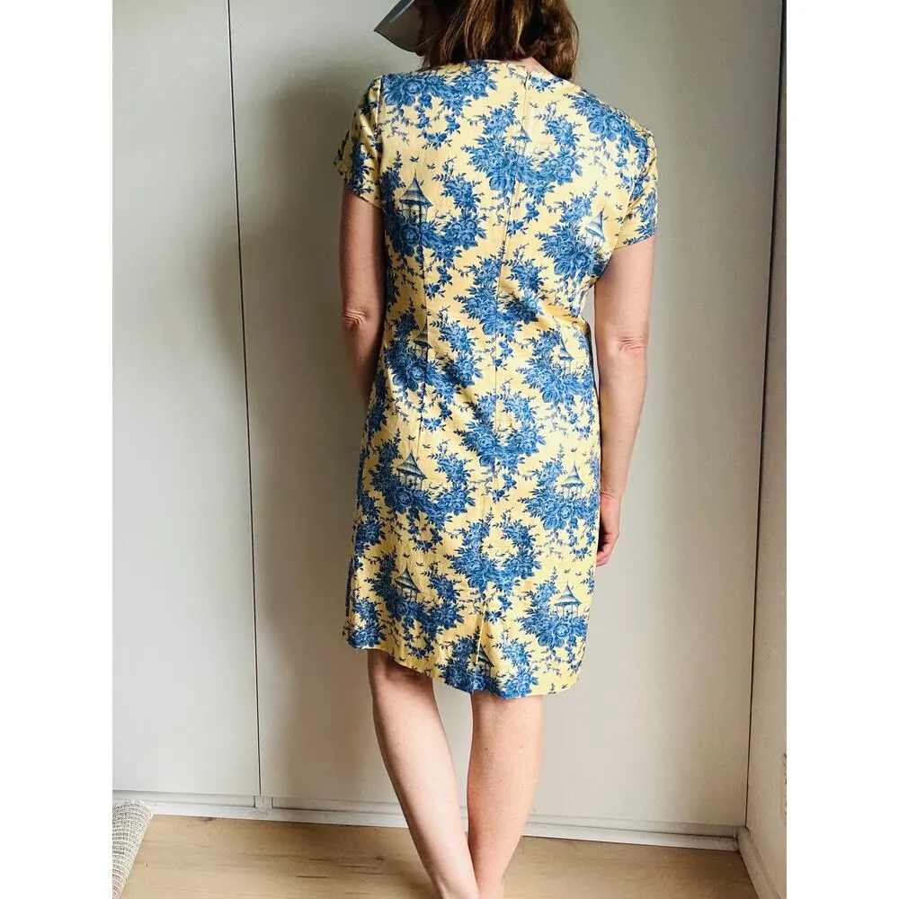 Vintage 90s Toile Print summer Dress Sheath Blue Yellow Size Medium Knee Demure - Image 8