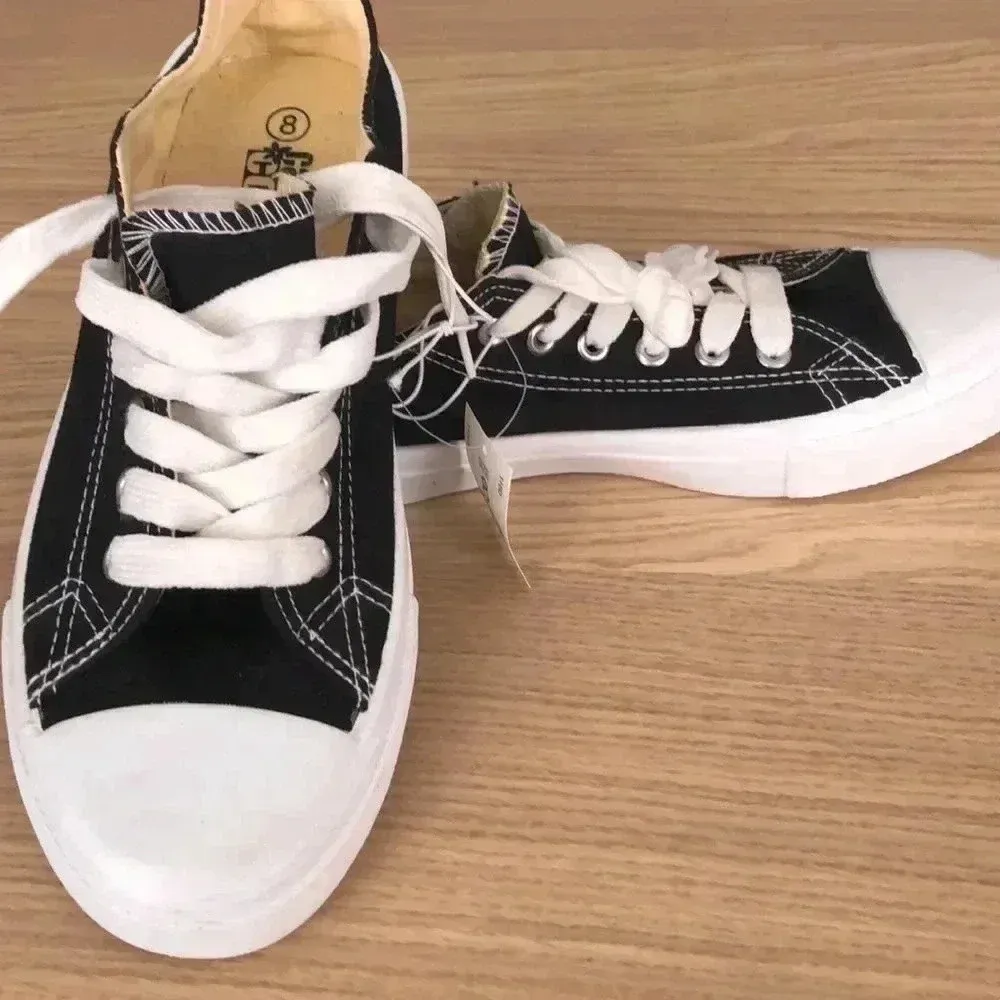 🆕Casual Cool Classic Black & White Cool Canvas Low Top Tennis Shoes 8🆕 - Image 2