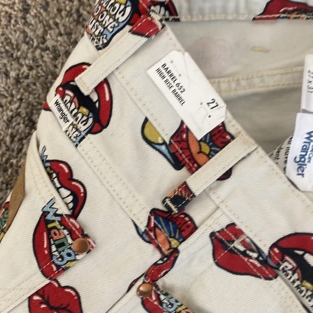 Wrangler Read My Lips Print High Rise 652 Barrel Jean Rolling Stones 27 x 31 NWT - Image 12