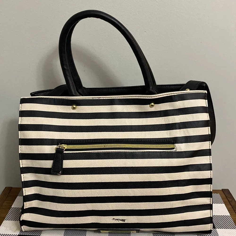 Betsey Johnson woman black and white striped shoulder/crossbody bag - Image 6