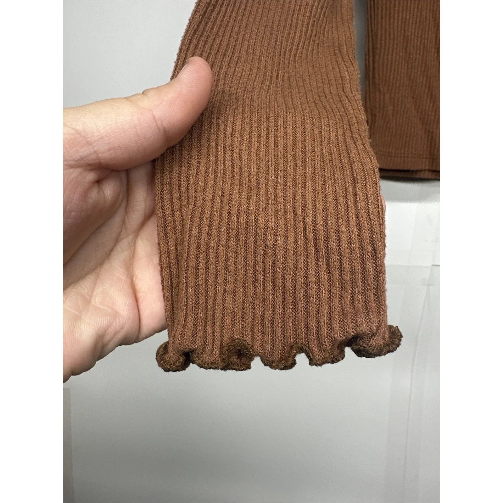 American Eagle Womens Long Sleeve Carmel Shirt Medium Henley Cropped Pullover - Image 3