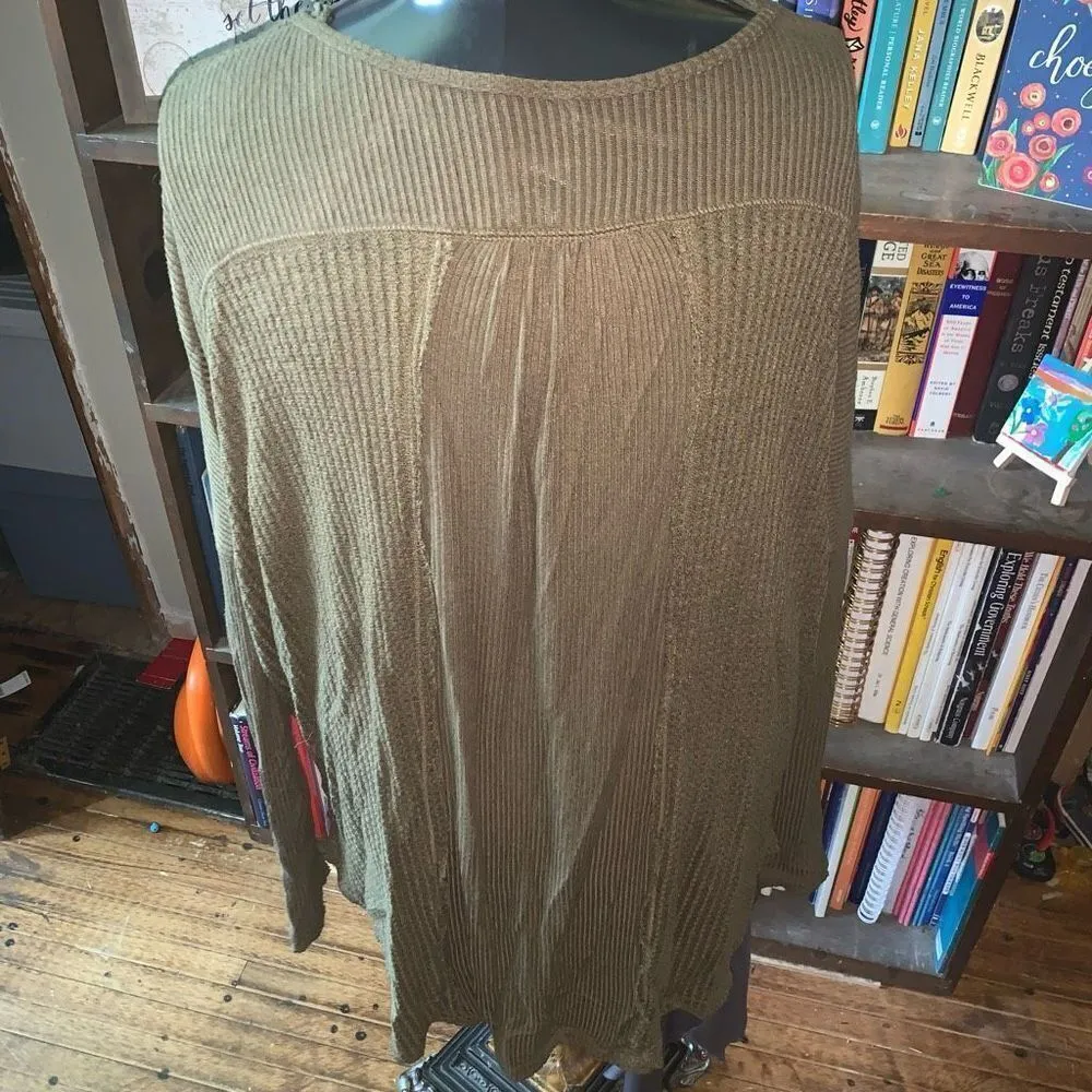 Free People olive green waffle oversized cozy M elevated basics top - Image 4