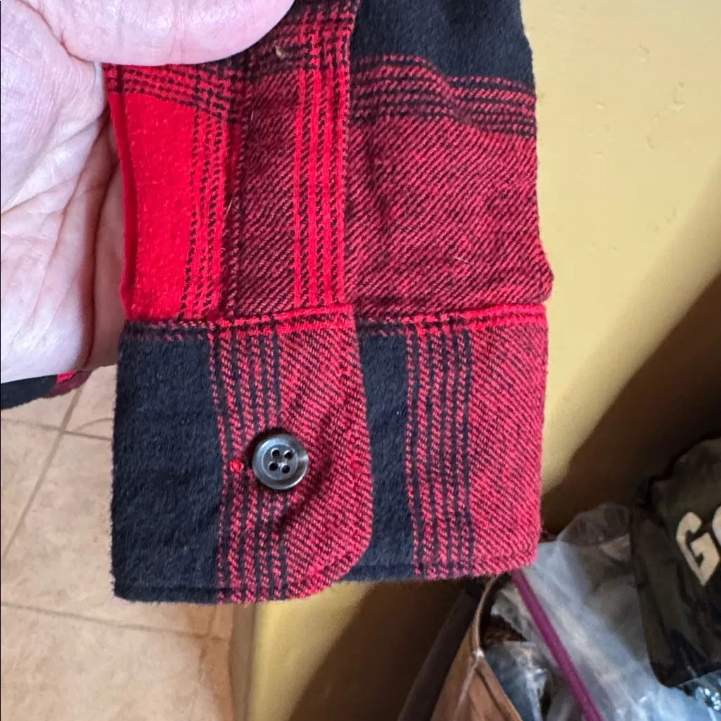 Old Navy Red and Black Buffalo Check Plaid Flannel Boyfriend Shirt Size Medium - Image 7