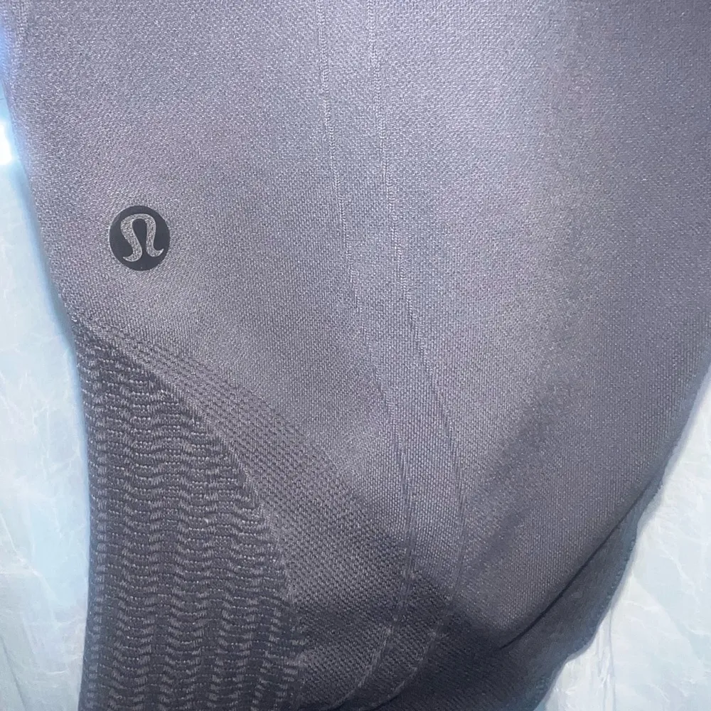 Lululemon flo and go seamless cropped leggings size 6 in EUC - Image 4