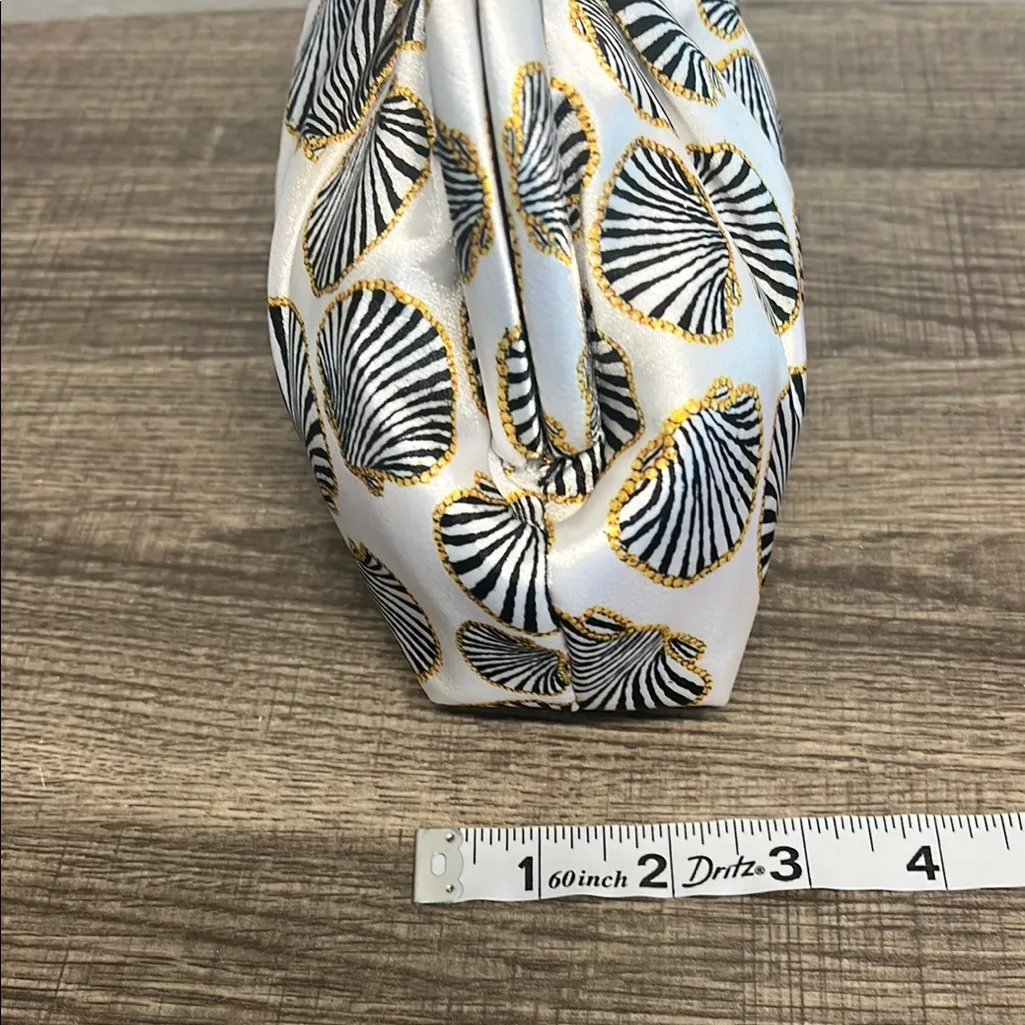 Isaac Mizrahi | Seashell Motif Clutch w/ Crossbody ⨠- Image 11