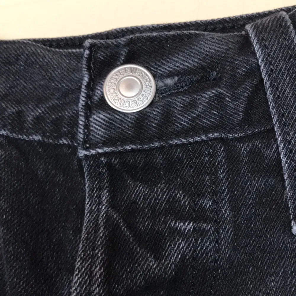 Levi’s Women’s 501 Black Distressed Thrashed Button-Fly Denim Jean Shorts - Image 4