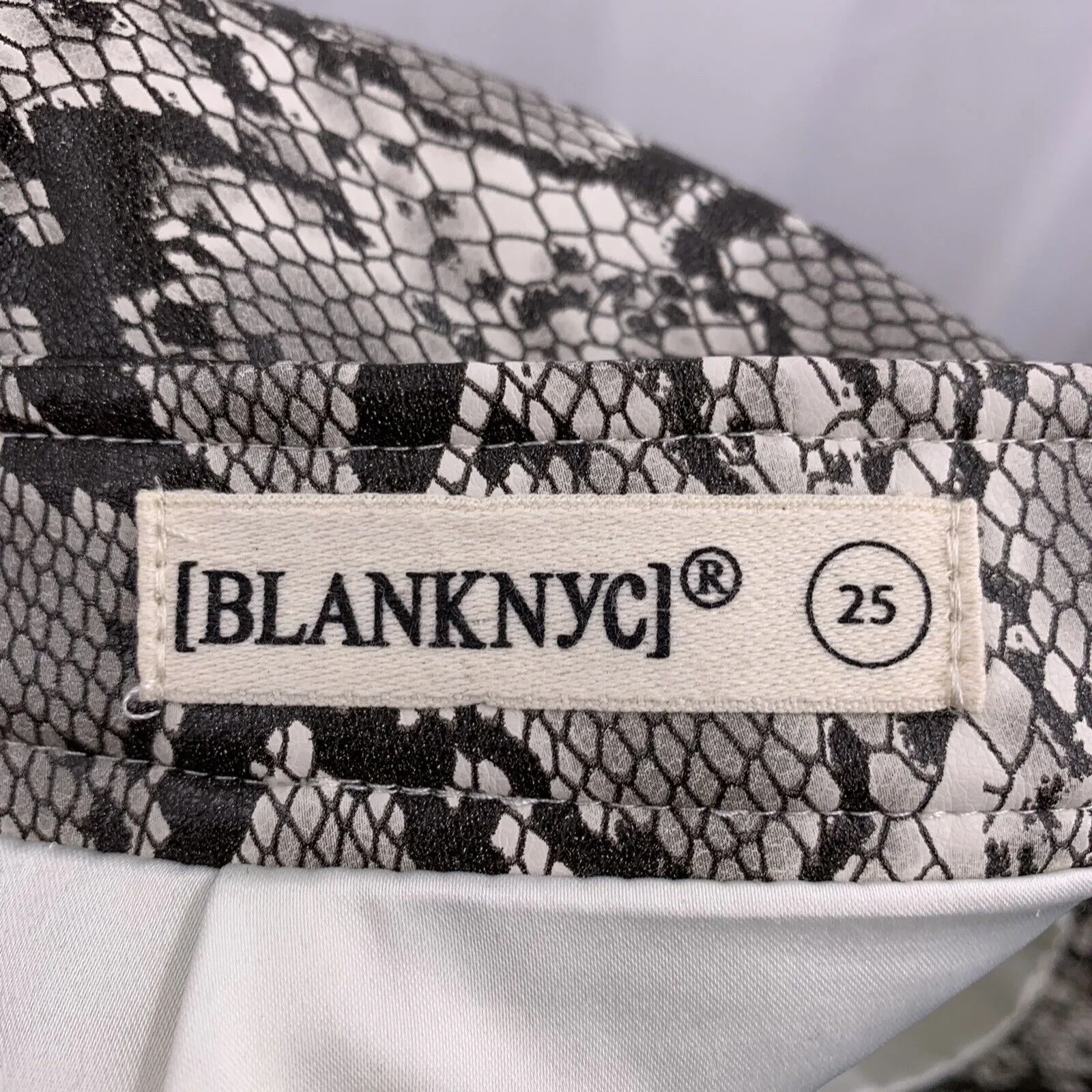 BLANKNYC Snakeskin Print Mini Skirt Size‎ 25 - Image 6