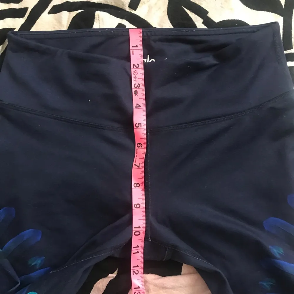 ALO YOGA feather leggings mid rise sz small inside pocket - Image 7