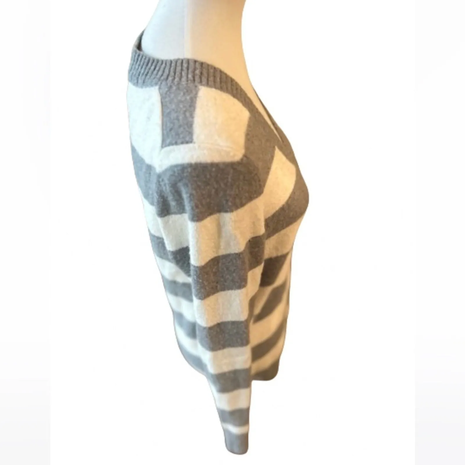 Gap Wool‎ Grey White Striped V-Neck Long Sleeve Sweater Winter Fall Size Large - Image 4