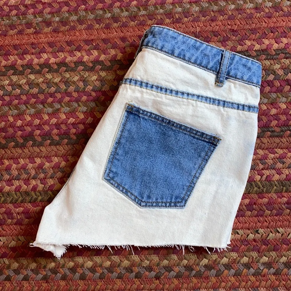 RIOT TWO TONE HIGH RISE MOM JEAN SHORTS - Image 2