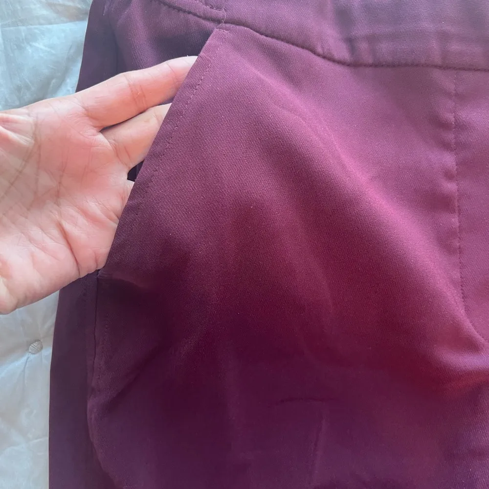 White House Black Market Burgundy Ankle Cropped Pants, pull on slim size 12 EUC - Image 9