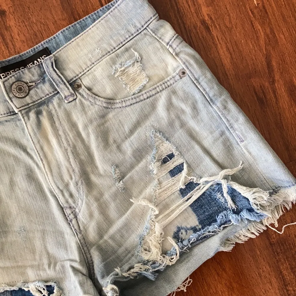 NEW Express Light Wash High Rise Destroyed Denim Jean Shorts Size 2 NWOT - Image 2