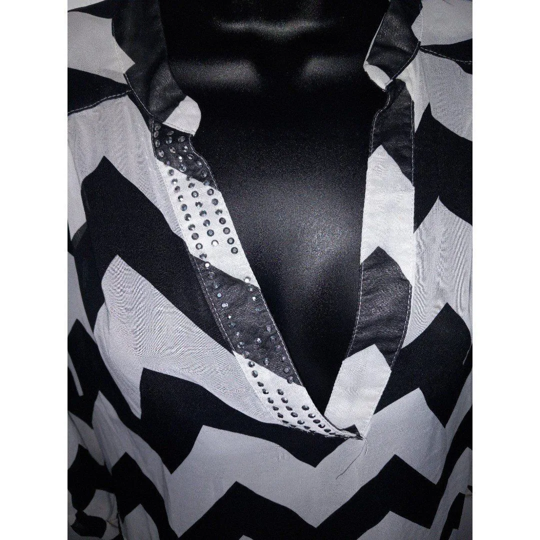 Black and white Rue 21 blouse - Image 2