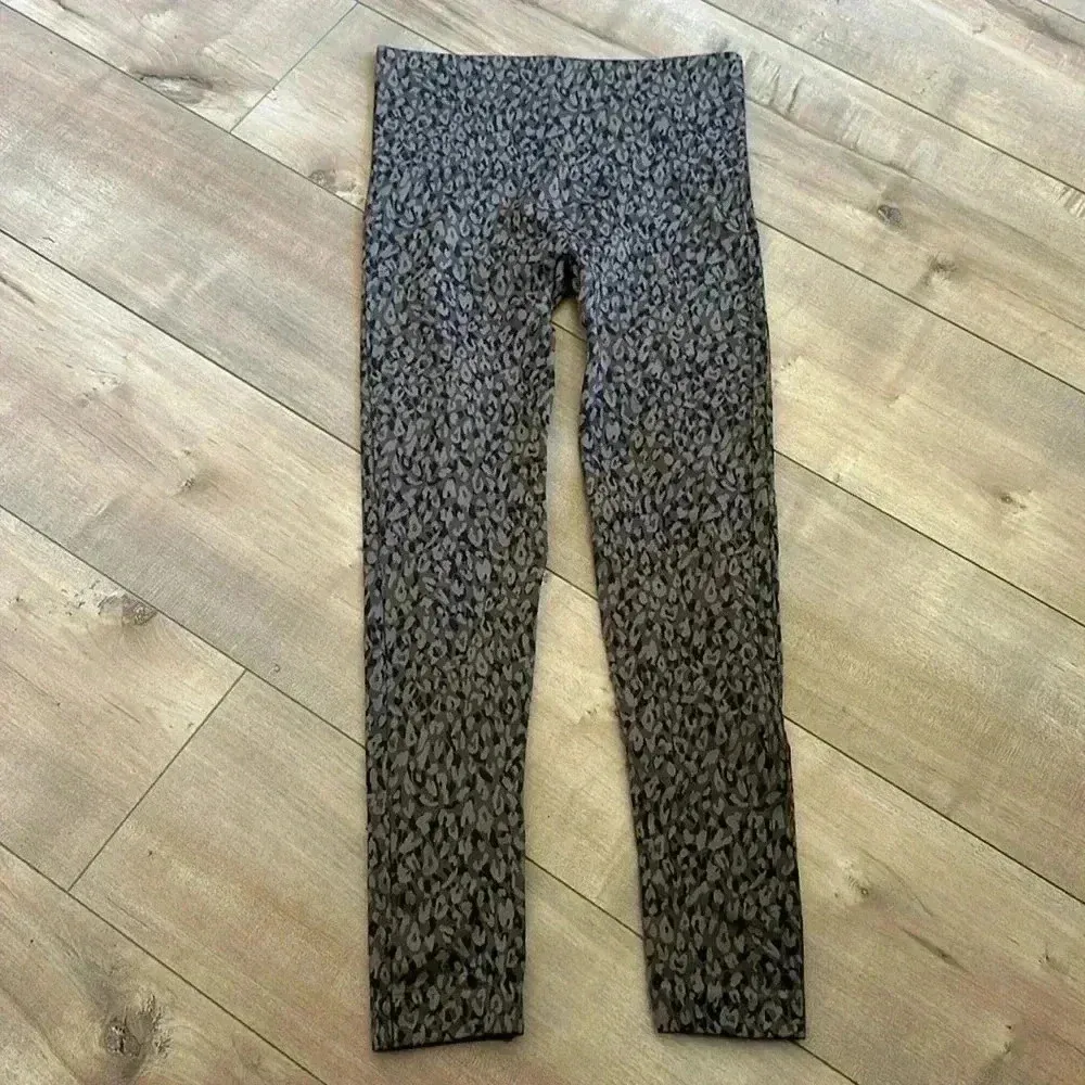 Spanx Seamless Mini Leopard Print Leggings Sz XS - Image 4