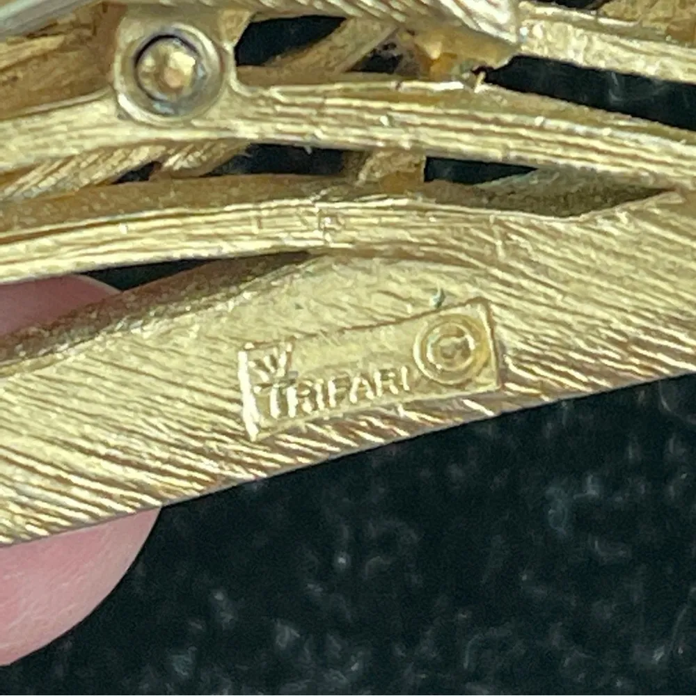 Vintage Crown Trifari gold plated flower Brooch pin - Image 3