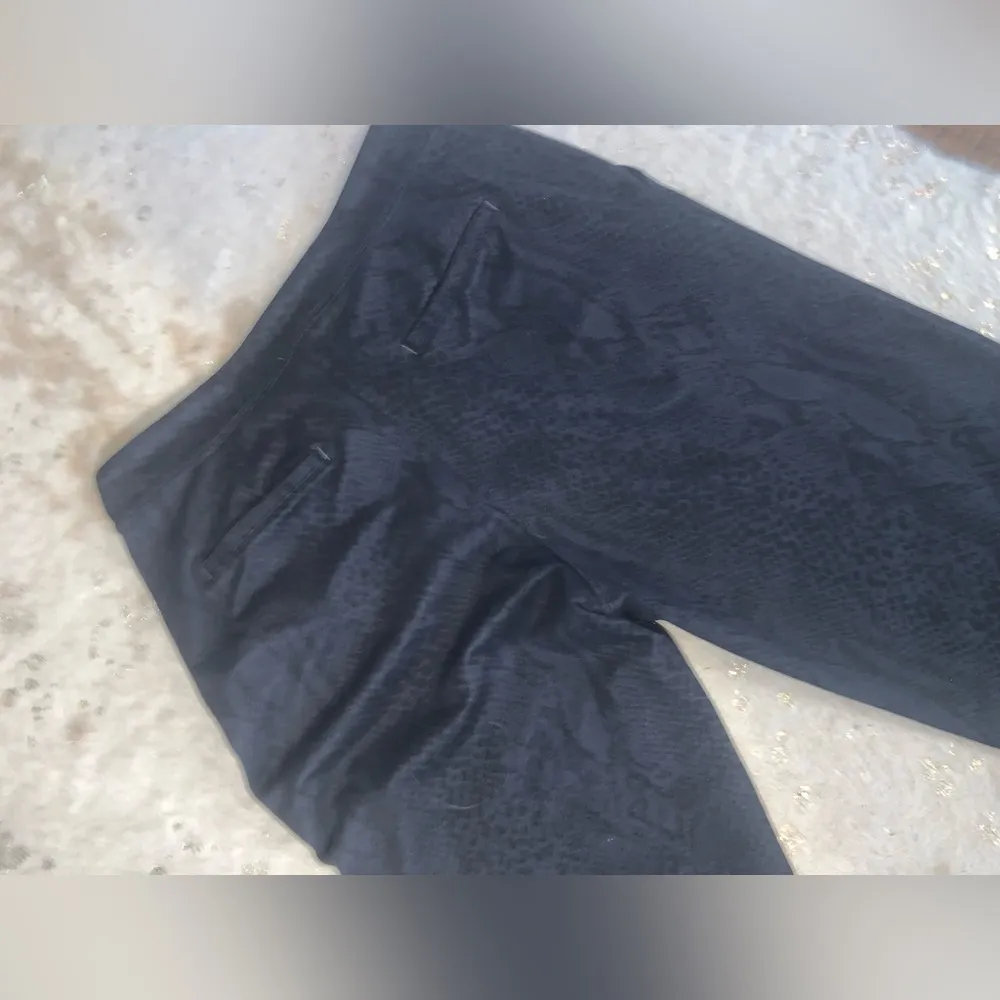 Lululemon embossed snakeskin black drawstring elastic waist activewear workout - Image 5