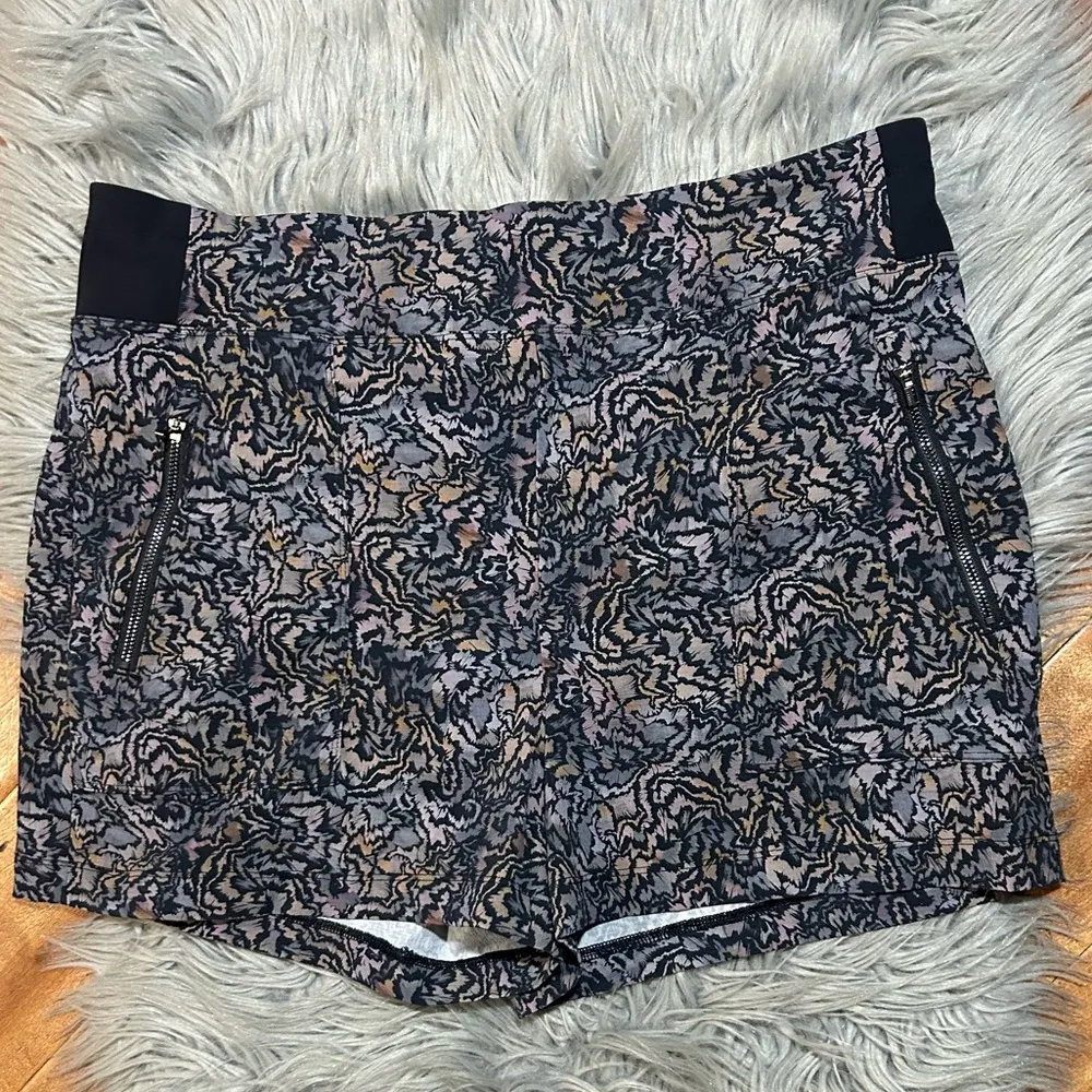 Athleta Trekkie North Shorts Kinetic Abstract Print Shorts Size 14 - Image 3