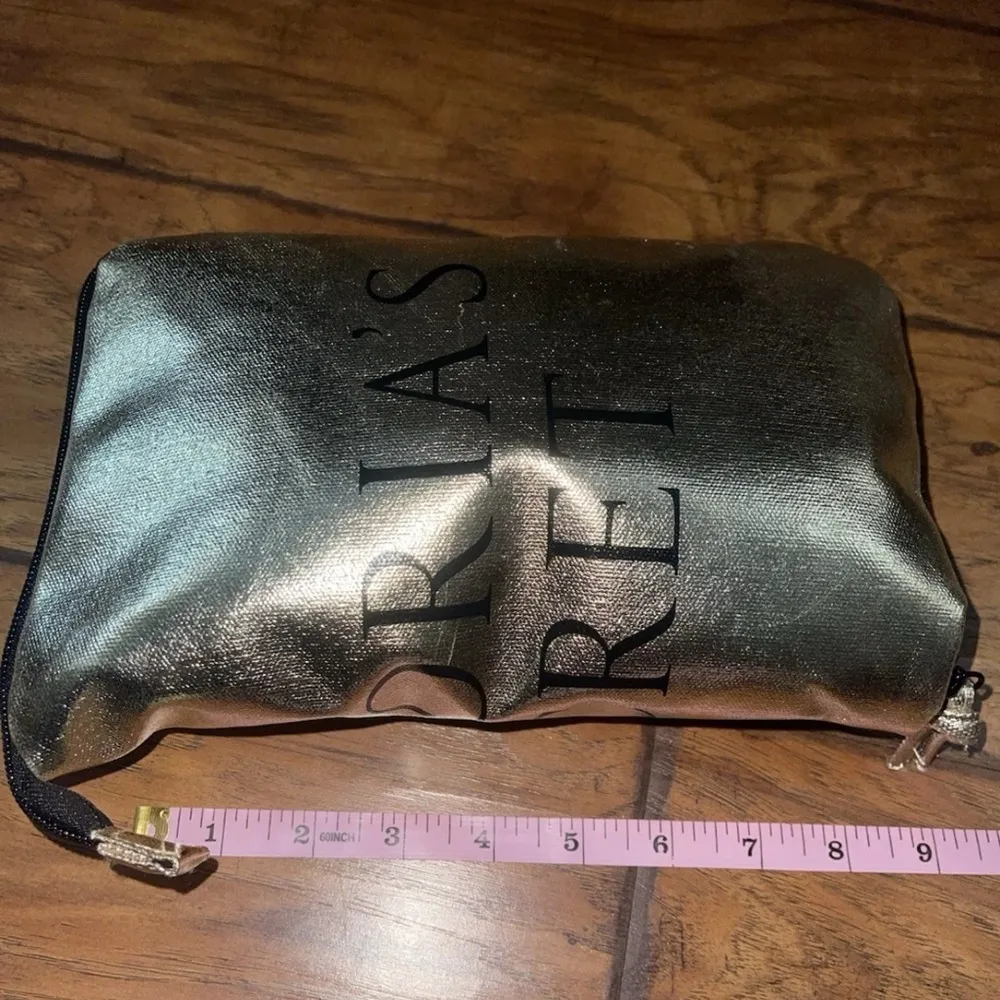 VICTORIA'S SECRET GOLD COMPACT ZIP WEEKENDER DUFFLE BAG/SHOPPER TOTE LARGE - Image 2