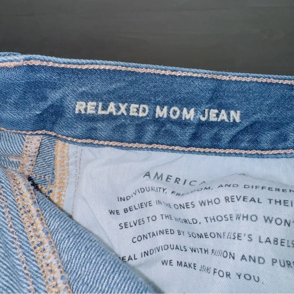 American Eagle Women's Medium Wash Blue High Rise Relaxed Mom Jean 6 short - Image 6