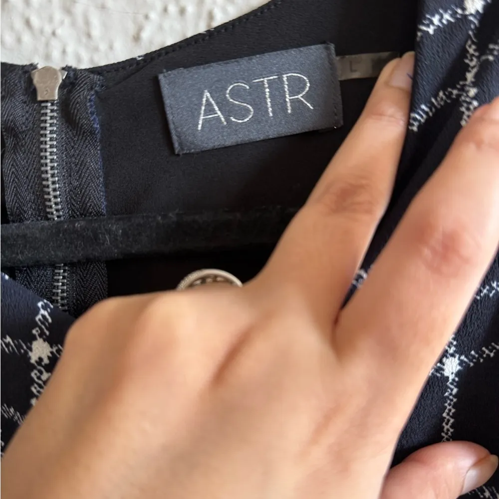 ASTR Sleeveless Blouse Navy & White Plaid Size L - Image 2