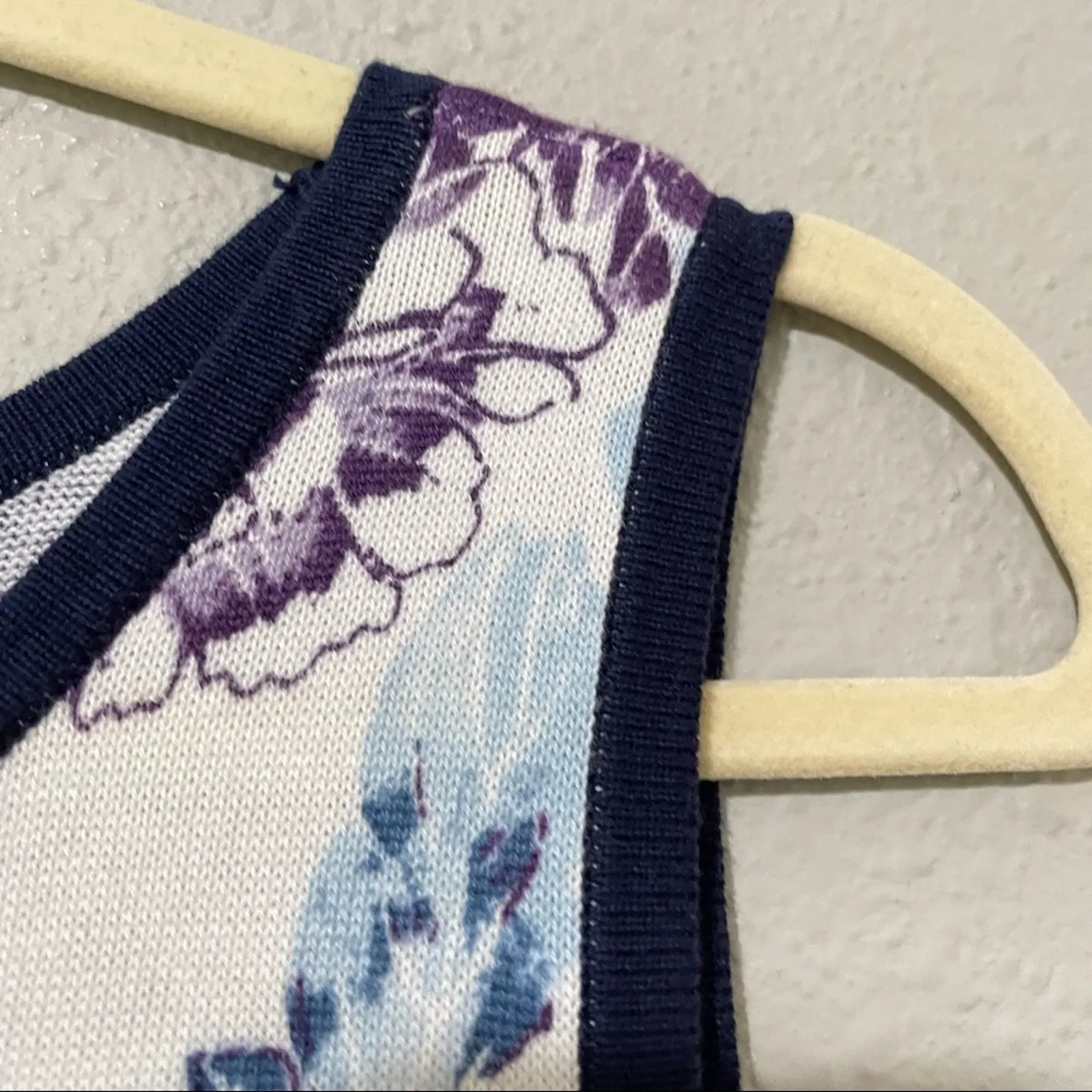 Chicos White Blue & Purple Floral Print Sleeveless Top Womens M Sweater Knit - Image 8