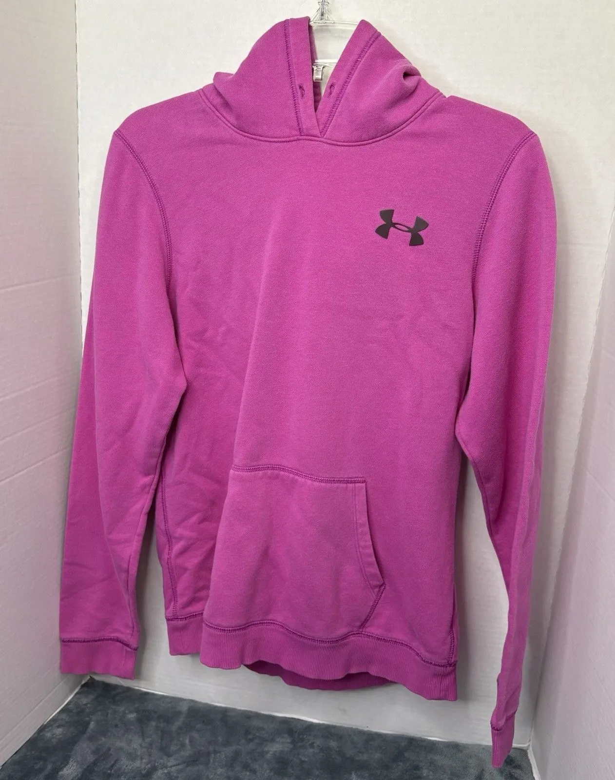 Under Armour Woman’s Sz M Hoodie Pink Pullover Front Pocket Pouch Athleisure Size M - Image 1