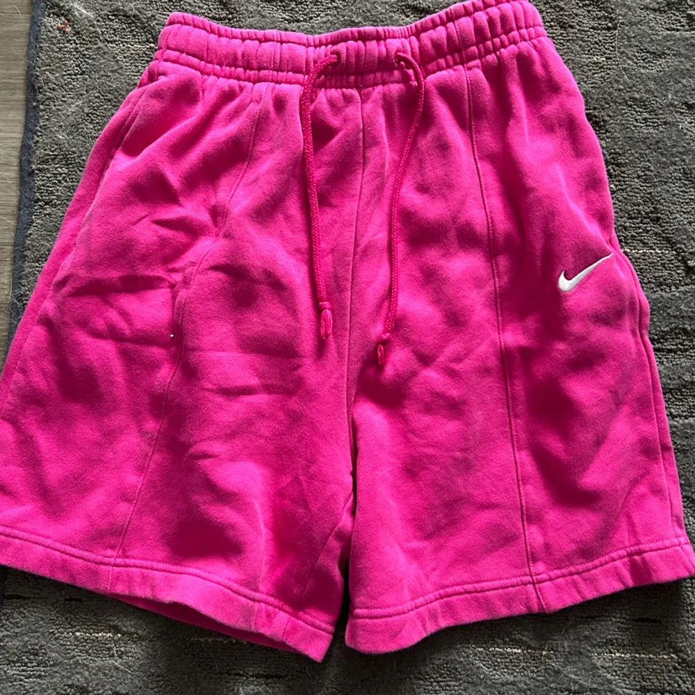 Nike Sportswear Essential Fleece 6” High Rise Shorts - Image 3