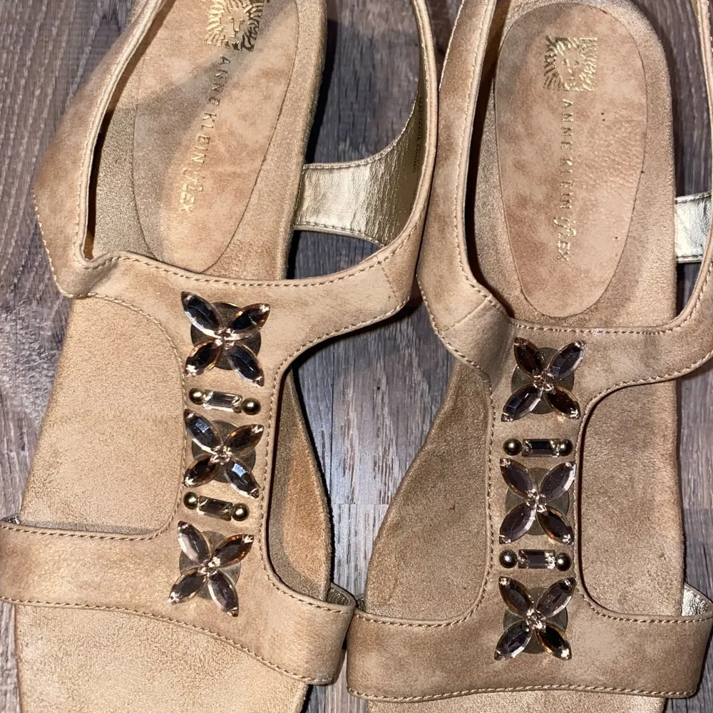 Anne Klein IFlex women's sz 8.5M bedazzled comfy shoes with small heel. - Image 2