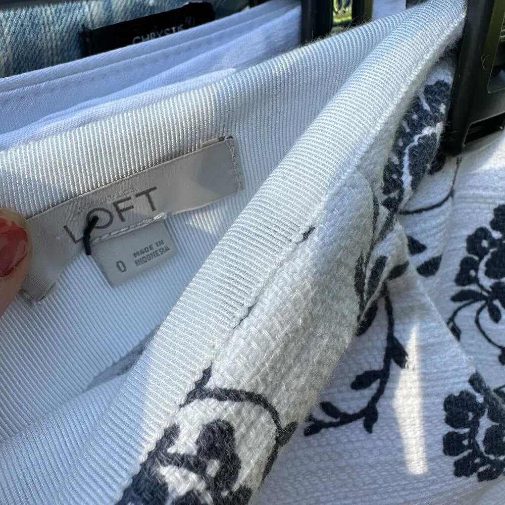 XS size 0 Loft Blue and White Floral Skirt NWOT - Image 2