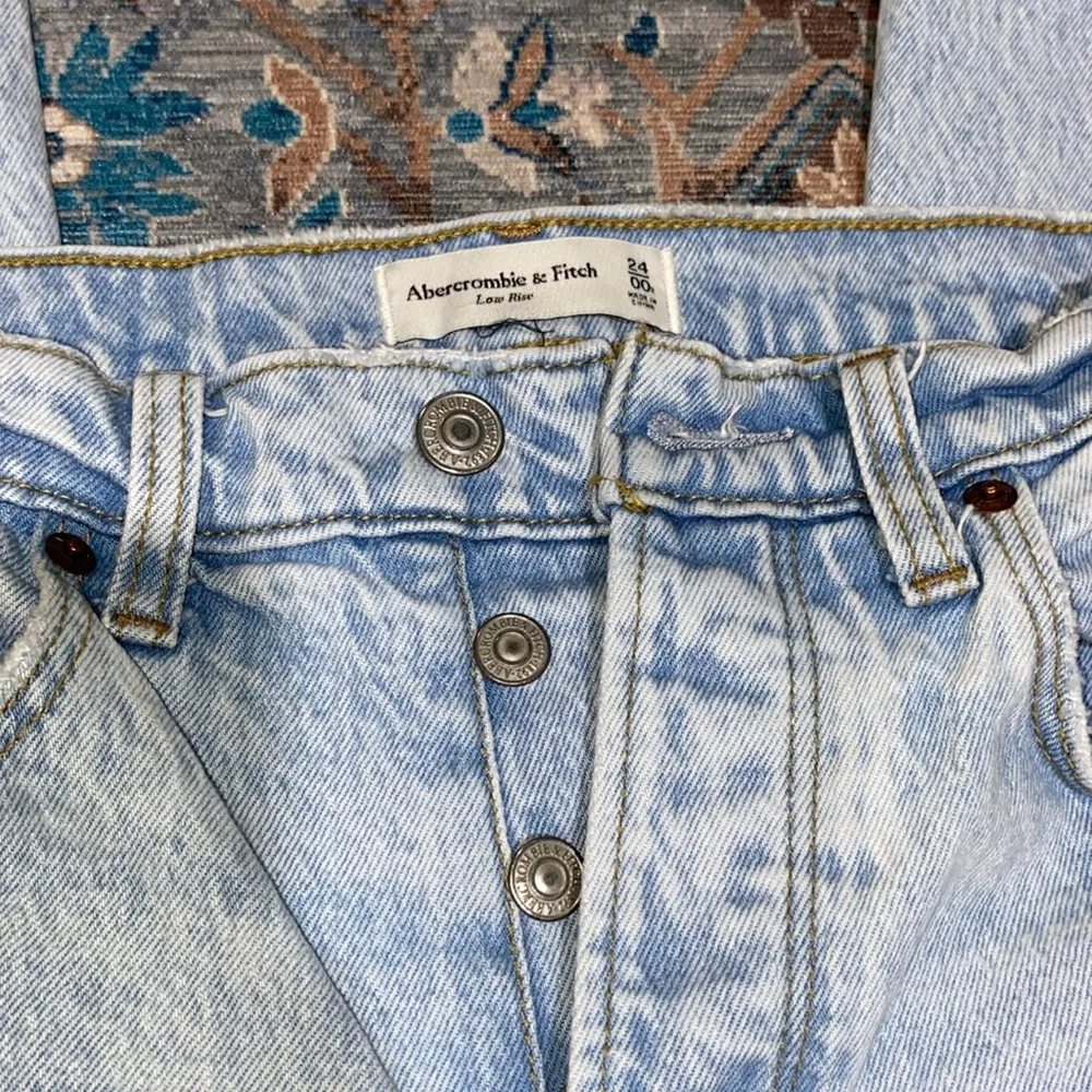 Abercrombie & Fitch abercrombie light wash low rise jeans - Image 2