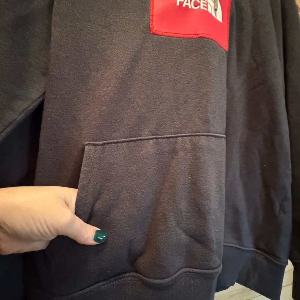 The North Face Gray Sweatshirt with Iconic Logo - Image 4