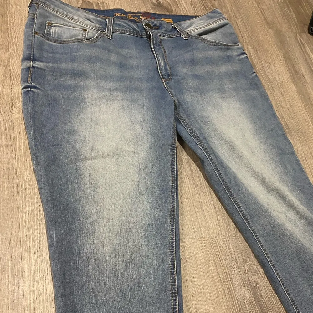 Faded Glory Medium Wash Relaxed Fit Denim Capris | Pants - Image 9