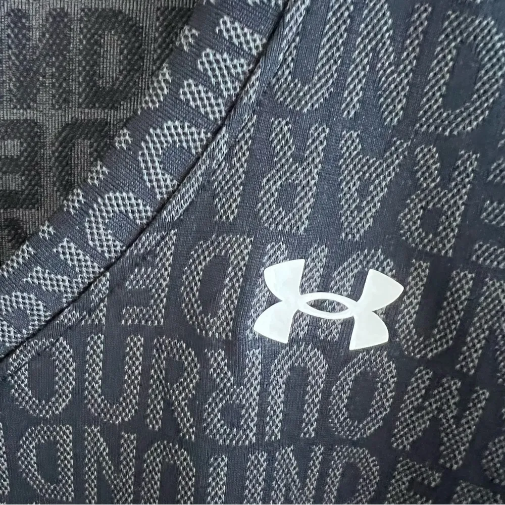 Under Armour Heatgear Loose Graphic Spellout V Neck Top Large - Image 3
