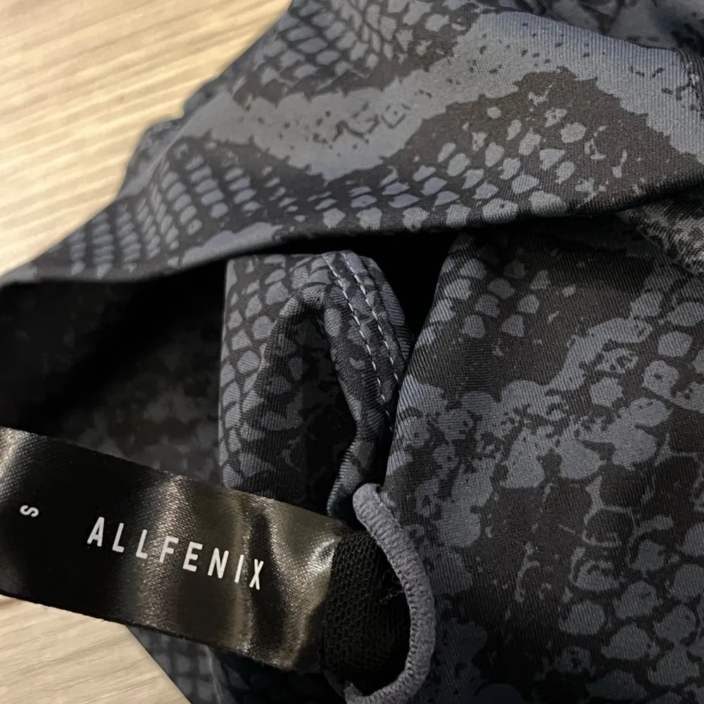 AllFenix Python Snake Print Cut Out Back Sports Bra | Grey/Black | Small - Image 7