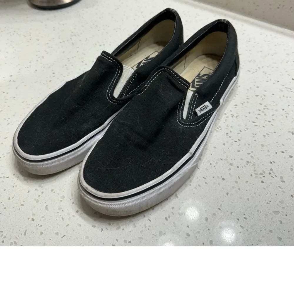 Black/White slip on size 8 - Image 2