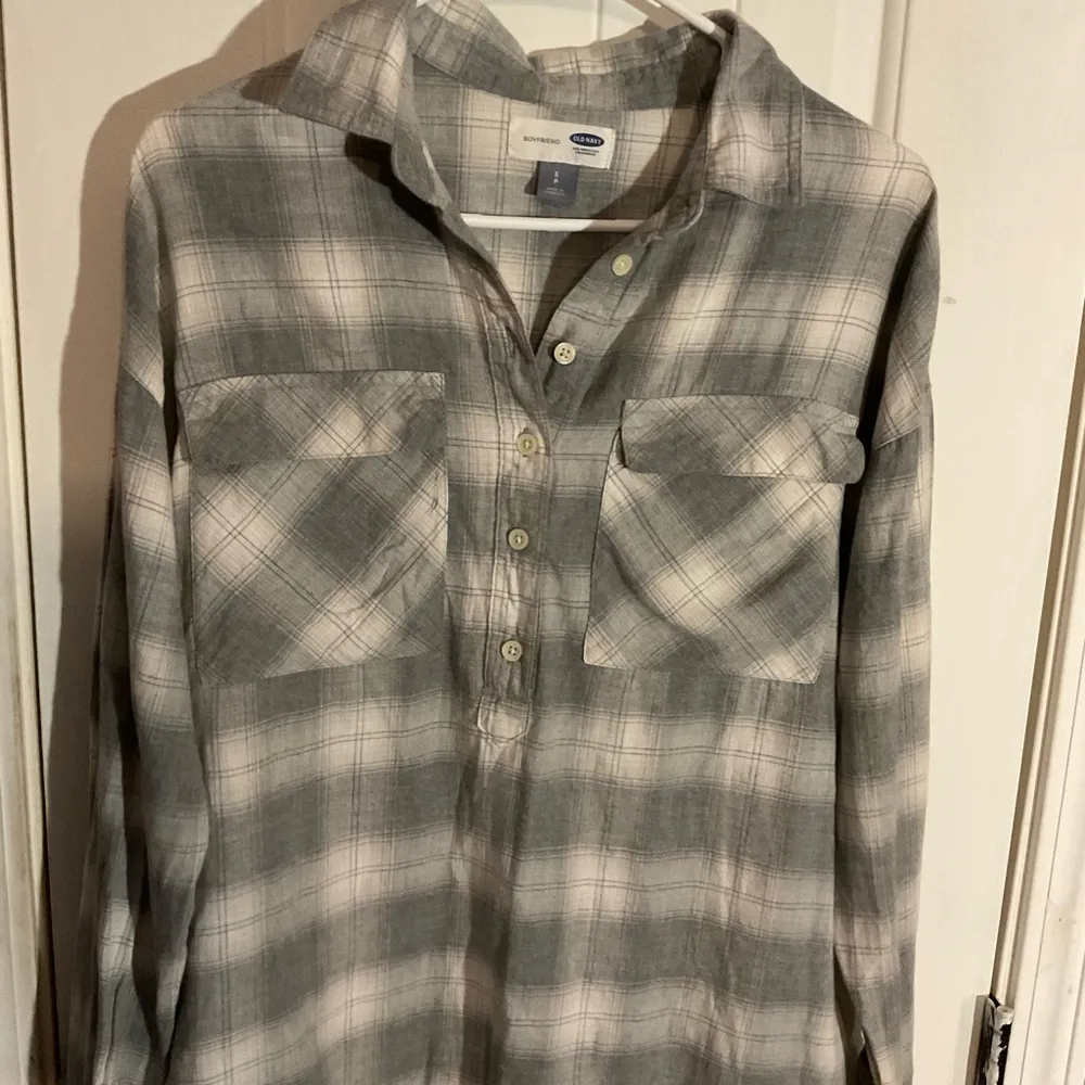 Old Navy Women's Gray & Ivory Flannel Button Down
Oversized Boyfriend Shirt S/P - Image 3