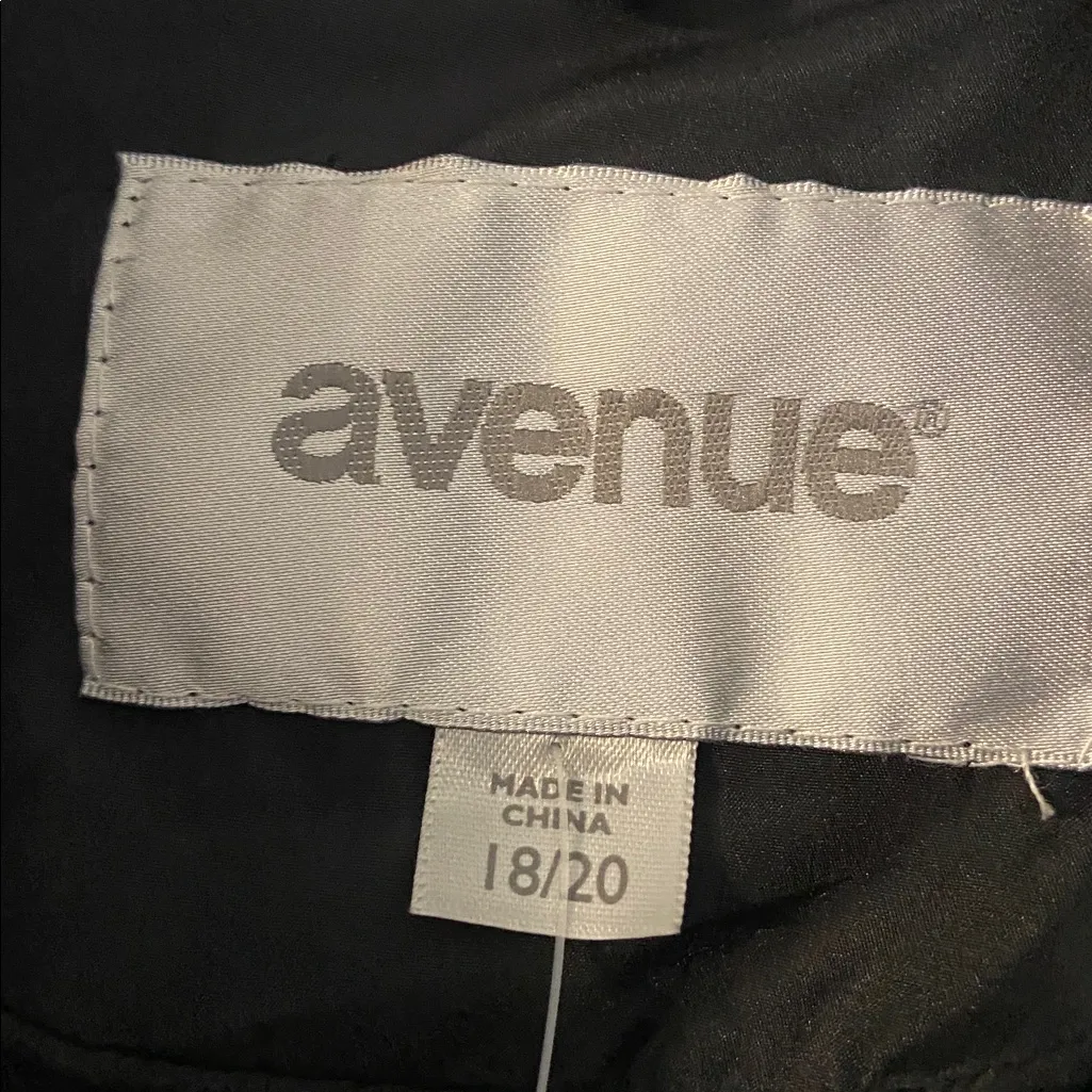 Avenue Women's Black Puffer Vest size 18/20 brand new two front pockets - Image 2