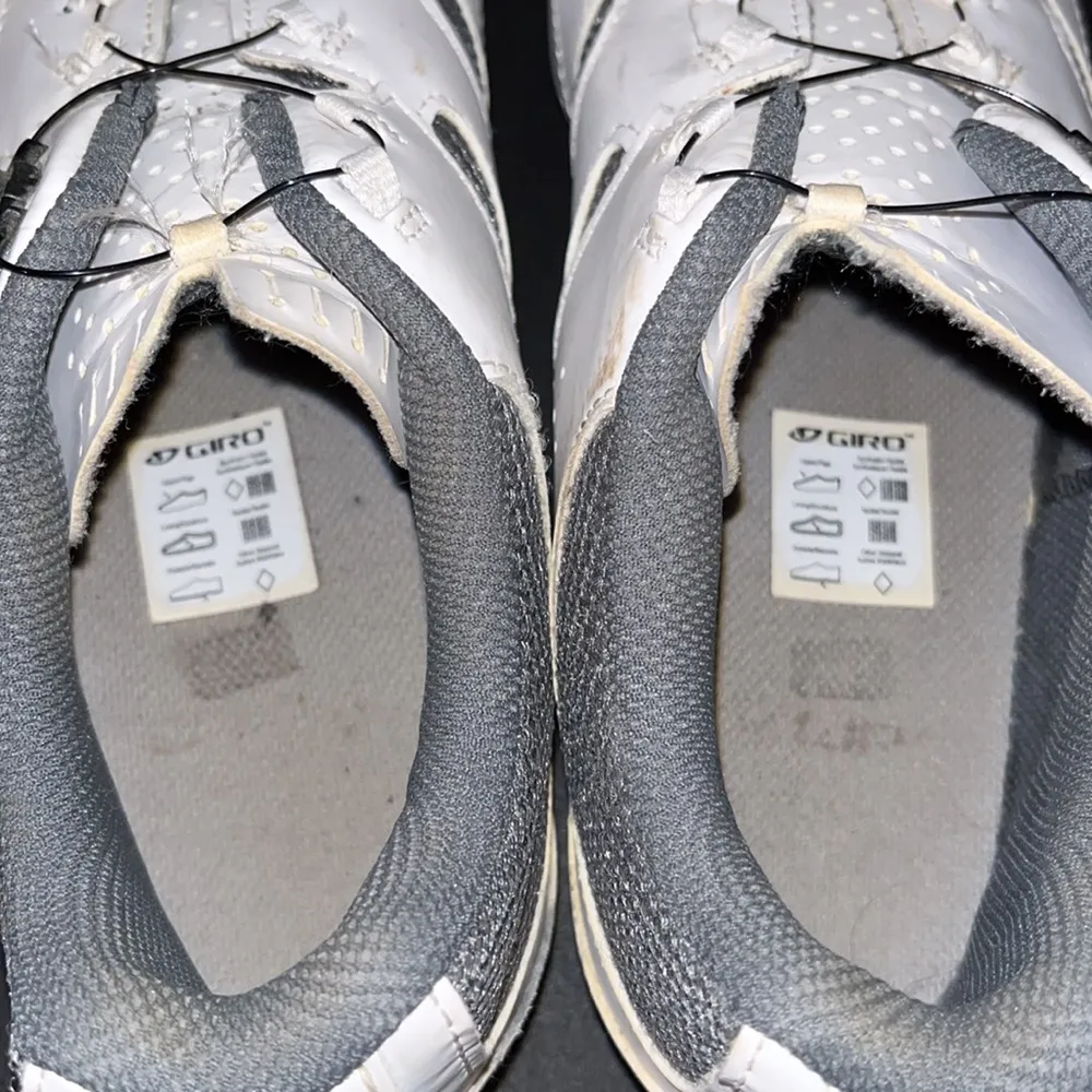 Womens white giro clip in cycling shoes Size 9 - Image 4